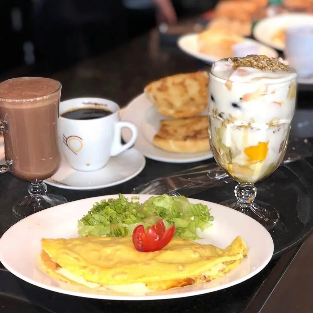 Café da manhã servido na cafeteria