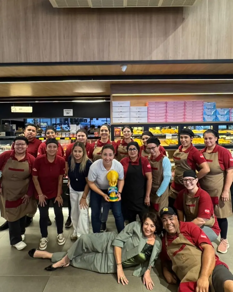 Equipe da Panetteria Palhano reunida na loja